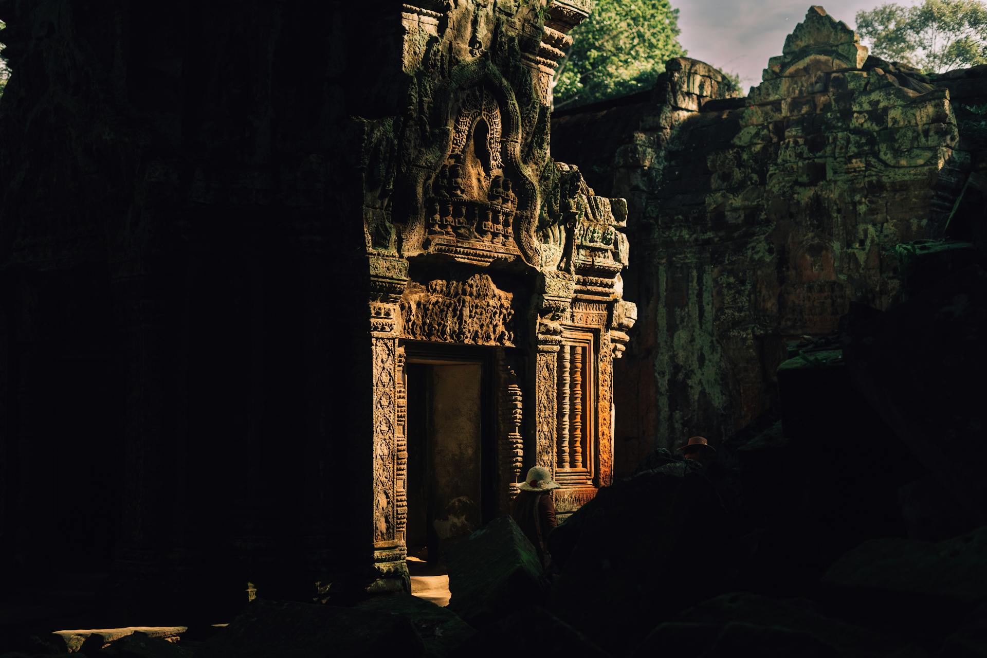 Experience Angkor Wat’s grandeur with guided tours